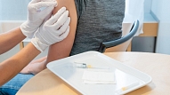Aptauja: Covid-19 vakcīnu drošumam uzticas 6 no 10 Latvijas iedzīvotājiem

