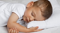 Bērnu slimnīca: Latvijā vēl ir daudz bērnu ar nediagnosticētiem elpošanas traucējumiem miegā

