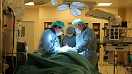 Bērnu slimnīcā veikta Baltijā unikāla mugurkaulāja audzēja operācija

