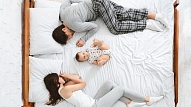 Cik droši ir vecākiem naktī gulēt ar zīdaini vienā gultā? Skaidro speciālisti
