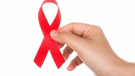 Eksperti: Lielāko daļu jauno HIV gadījumu Latvijā konstatē novēloti

