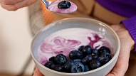 Jauna uztura tendence – bifido jogurta un biezpiena kombinācija: Kāpēc tā ēst ir dubultvērtīgi?

