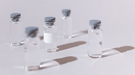 Latvija saņēmusi "AstraZenece" ražoto vakcīnu šīs nedēļas piegādi – 43 200 devas

