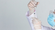Plānots vispirms pret Covid-19 vakcinēt medicīnas darbiniekus

