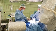TOS ķirurgi veic līdz šim Latvijā nebijušu kombinētā mugurkaula traumu operāciju

