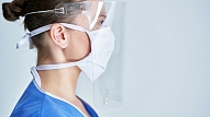Veselības ministrija: Sejas vairogus drīkst lietot tikai kopā ar sejas masku

