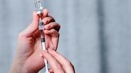 ZVA: Par Covid-19 vakcīnu blakusparādībām ziņo aptuveni 4 no 1000 vakcinētajiem

