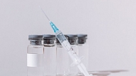 ZVA: Reģistrētās Covid-19 vakcīnas pasargā no šobrīd Eiropā dominējošiem koronavīrusa paveidiem


