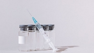ZVA: Šobrīd nav apstiprināts neviens ar Covid-19 vakcīnām cēloņsaistīts nāves gadījums

