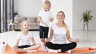 5 ieguvumi, bērniem un vecākiem, nodarbojoties ar jogu: Skaidro fizioterapeite