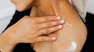 Kā rūpēties par ādas mitrināšanu vasarā? Skaidro farmaceite