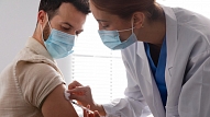Infektologs: Tūlītēja balstvakcinācija vairāk nekā uz pusi samazina risku saslimt ar Covid-19