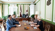 Veselības ministrs ar Saeimas priekšsēdētāju veselības aprūpes pieejamības uzlabošanas pasākumus