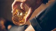 Pētījums: Vairāk nekā puse Latvijas iedzīvotāju sevi pakļauj alkohola atkarības riskam