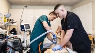Perspektīvākās profesijas veselības un sociālās aprūpes nozarē Latvijā, ko studēt pēc 12. klases?