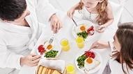 Ko savam skolas bērnam piedāvāt brokastīs? Iesaka uztura speciāliste