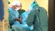 Bērnu slimnīcā pirmo reizi bērnam veikta “augošu” implantu ievietošana