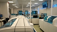 Rīgas Austrumu slimnīcā uzstādīta Latvijā pirmā pilnībā automatizētā laboratorijas iekārtu līnija (FOTO)