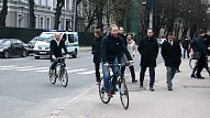 Rīgā velosipēdu sadursmē cietuši divi jauni cilvēki