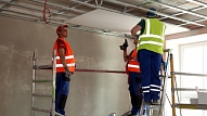 Kurzemē vīrietim remontdarbu laikā uzkrīt siena