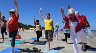 Aicina apmeklēt bezmaksas jogas, ciguna un nūjošanas nodarbības jūras krastā