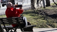 Vīrietis iedzer parkā atrastas alus pudeles saturu un gūst mutes ķīmiskus apdegumus