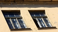 Mazs bērns Rīgā izkrīt pa otrā stāva logu