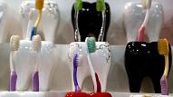 Aptauja: 44% Latvijas iedzīvotāju zobus tīra reizi dienā