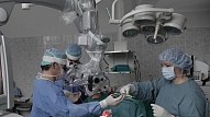 Jauns operāciju mikroskops ļauj Stradiņa slimnīcas neiroķirurgiem uzlabot pacientu drošību galvas smadzeņu operāciju laikā