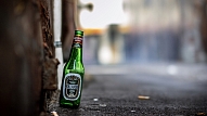 Katrs desmitais pieaugušais ir gatavs iegādāties alkoholiskos dzērienus nepilngadīgajiem