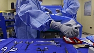 Mikroķirurgi vīrietim piešuj gaterī zaudētu plaukstu