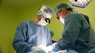 Mikroķirurģijas centrā pacientam piešuj norautu apakšdelmu