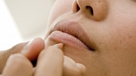 Pētījums: 41% sieviešu Latvijā atzīst sausas ādas problēmu
