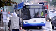 Rīgā trolejbuss notriec gājēju