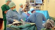 Mediķi veic sarežģītu operāciju, glābjot dzīvību pacientam ar aortas sienas plīsumu