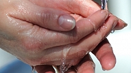 Mediķiem slimnīcās pareizi un regulāri dezinficējot rokas, var samazināt infekciju izplatību