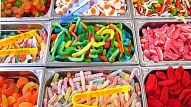 Vāc parakstus par aizliegumu mazgadīgajiem pārdot saldumus un citus neveselīgus našķus