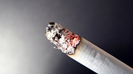 Valsts policija norāda uz vairākām pretrunām idejā aizliegt smēķēt pie stūres
