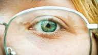 Jaunākās briļļu tendences un padomi, kā parūpēties par acu labsajūtu: Stāsta optiķe