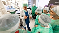 Farmaceiti vēro sirds operāciju Latvijas Kardioloģijas centrā