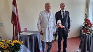 Rīgas 2. slimnīcas valdes priekšsēdētājs Sandris Petronis apbalvots ar Atzinības krustu