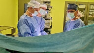 Austrumu slimnīcas ķirurgi pirmie Latvijā veiksmīgi ievieš jaunu un efektīvu trūču operācijas metodi