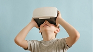 Bērnu slimnīcā satraukumu un sāpes mazinās virtuālā realitāte