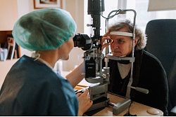 Acu izmeklēšana ar biomikroskopu, tīklenes, acs struktūru apskate