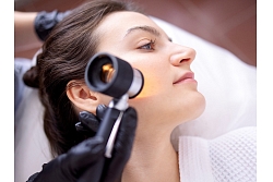 Ādas diagnostika ar dermatoskopu sejas zonā, ļaujot precīzi izvērtēt dzimumzīmes, pigmentācijas izmaiņas un citas ādas struktūras.