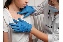 Dermatologa konsultācija, kuras laikā tiek izvērtētas ādas izmaiņas krūškurvja un kakla zonā, pievēršot uzmanību izsitumiem un ādas stāvoklim.
