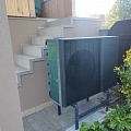 Saules elektrostacijas izbūve uz ēkas jumta pilsētā