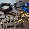 Vadi, kabeļi, audiovadi, spraudņi, konektori, štekeri, ligzdas, pārejas, adapteri, komponentes, savienojumi
