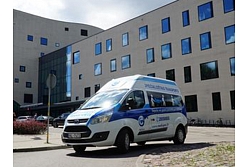 MediSpec specializētais transports pie ārstniecības iestādes — uzticams risinājums pacientu drošai un savlaicīgai nogādāšanai uz izmeklējumiem un procedūrām.