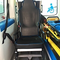 Ergonomisks un drošs pacienta sēdeklis specializētajā transportā, kas nodrošina stabilu un komfortablu pārvadāšanu personām ar kustību traucējumiem.
